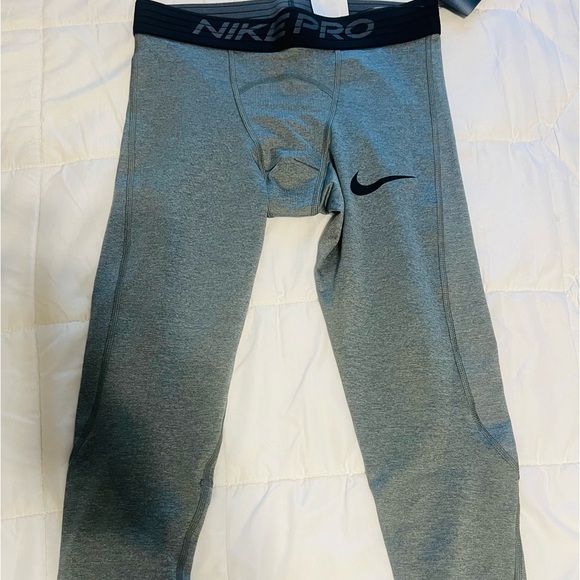 Tight fit for a body-hugging feel - Picture 2 of 3